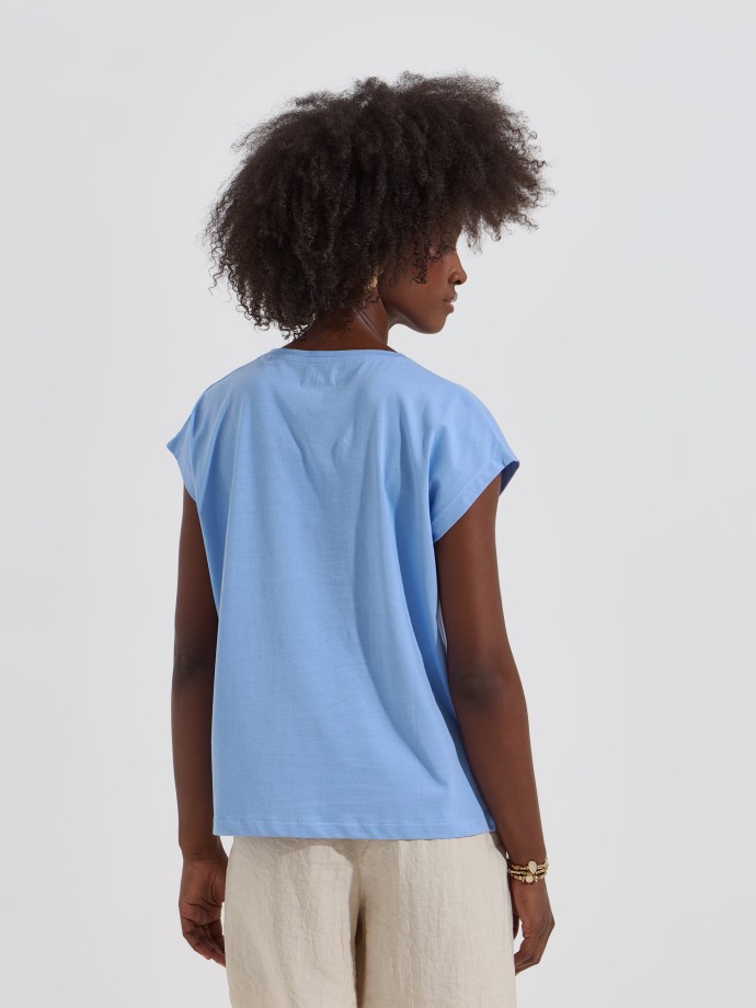 T-shirt com aplica��es florais