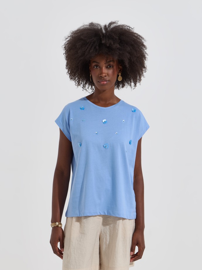 T-shirt com aplica��es florais