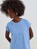T-shirt com aplica��es florais