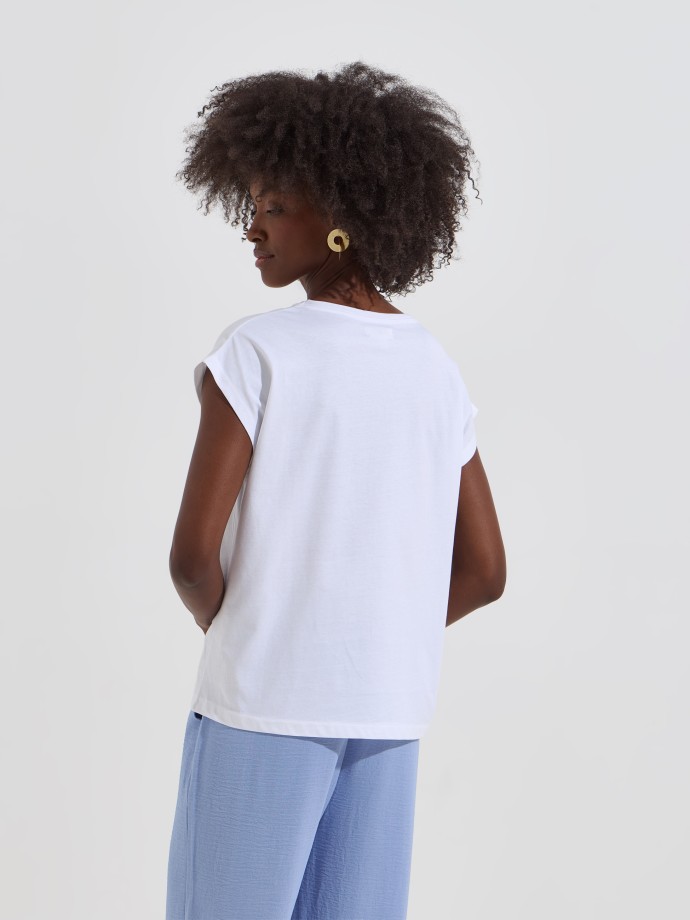 T-shirt com aplica��es florais