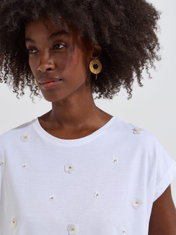 T-shirt com aplica��es florais