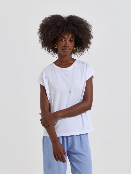 T-shirt com aplica��es florais
