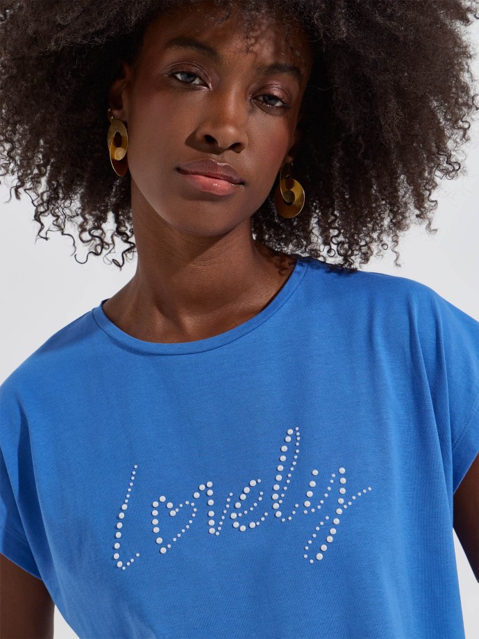 T-shirt com aplica��es
