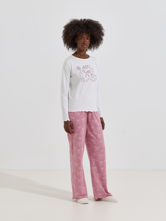 Pijama com estampado de la�os