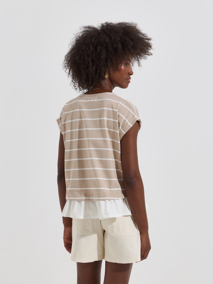 T-shirt �s riscas com folho