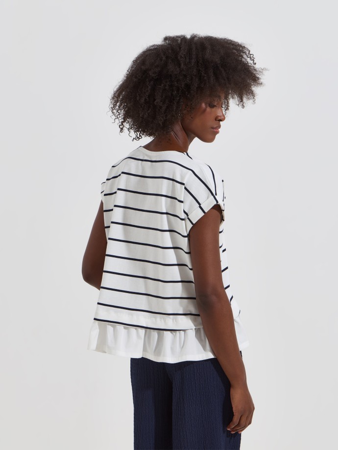 T-shirt �s riscas com folho