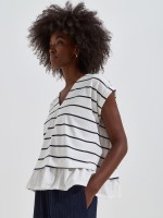 T-shirt �s riscas com folho
