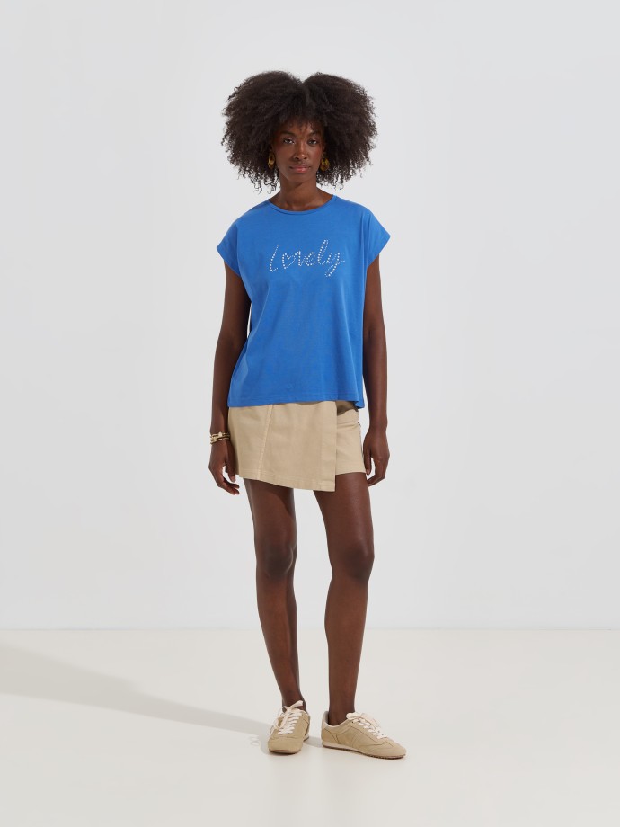T-shirt com aplica��es