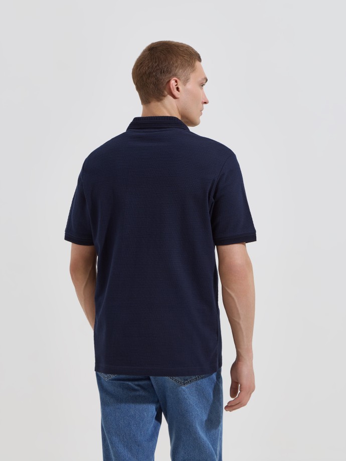 Polo de malha com bolso