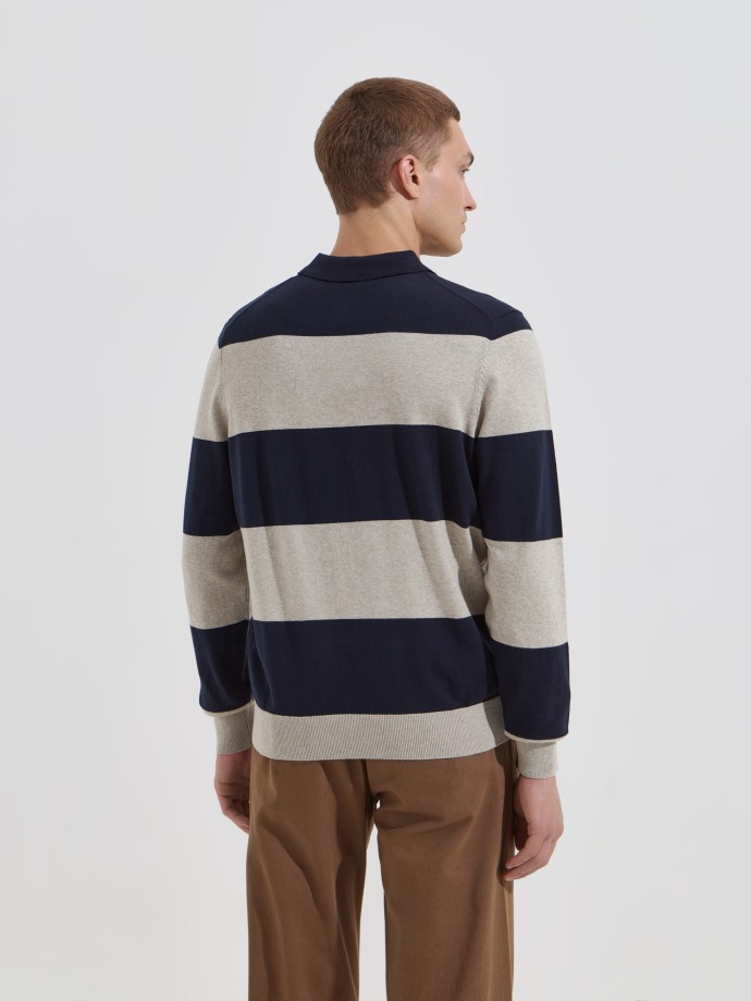 Polo de malha �s riscas