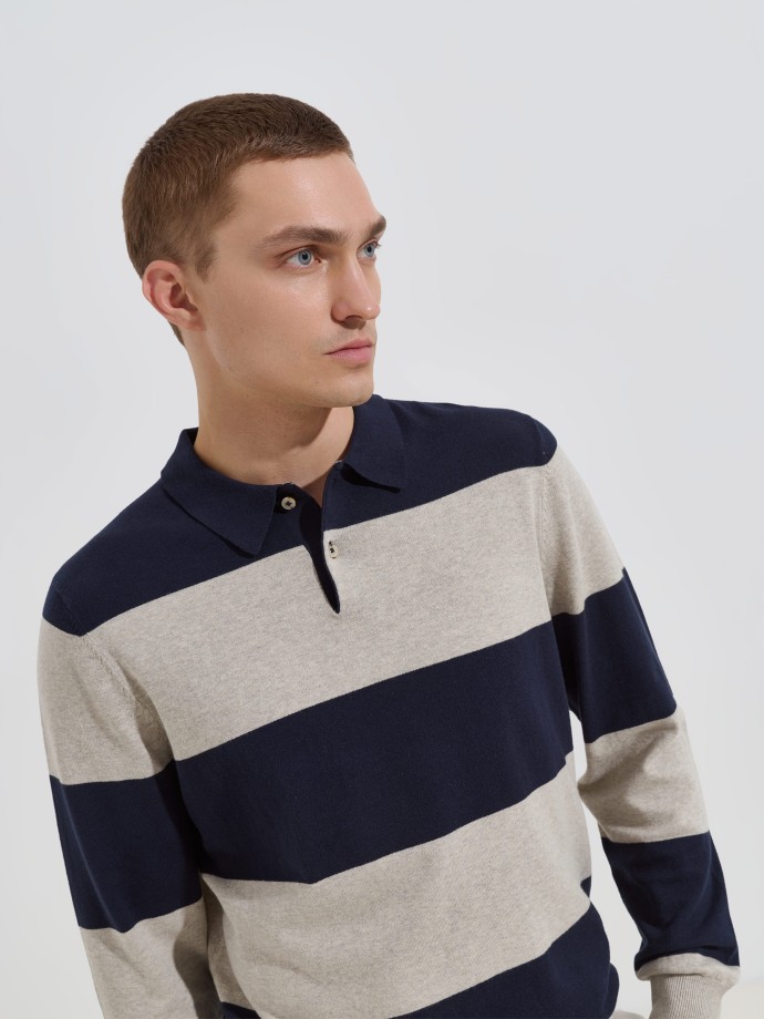 Polo de malha �s riscas