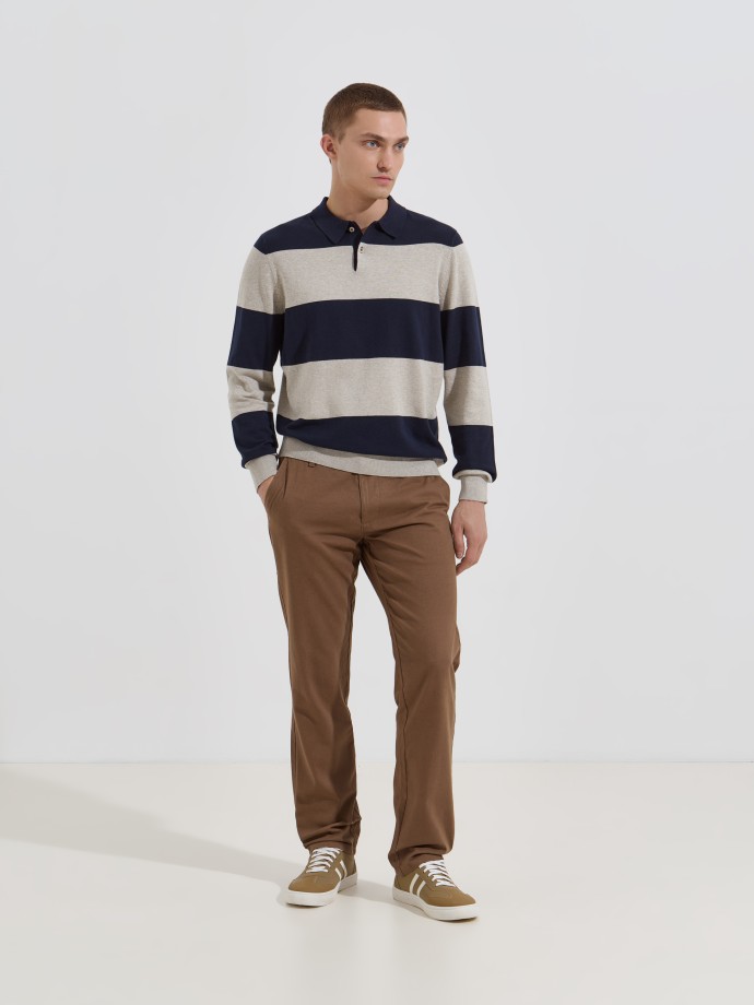 Polo de malha �s riscas