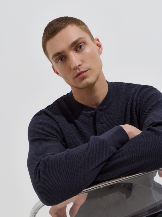 Camisola henley em malha waffle