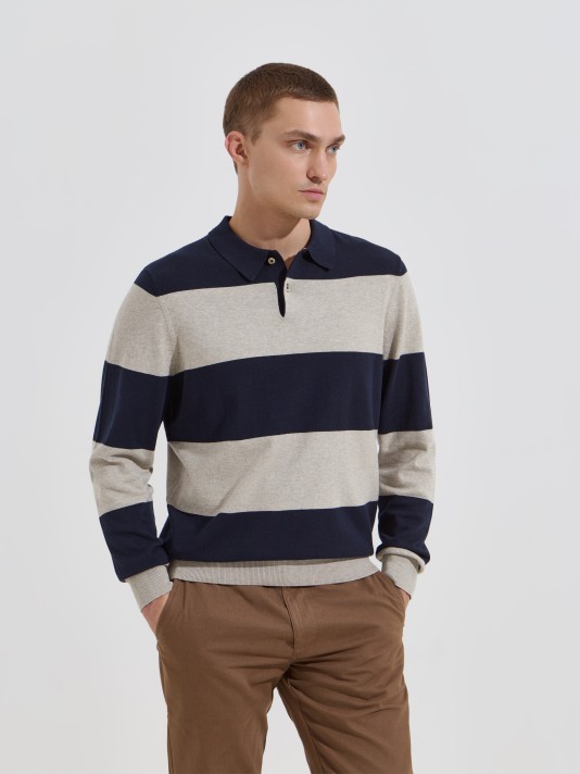 Polo de malha �s riscas