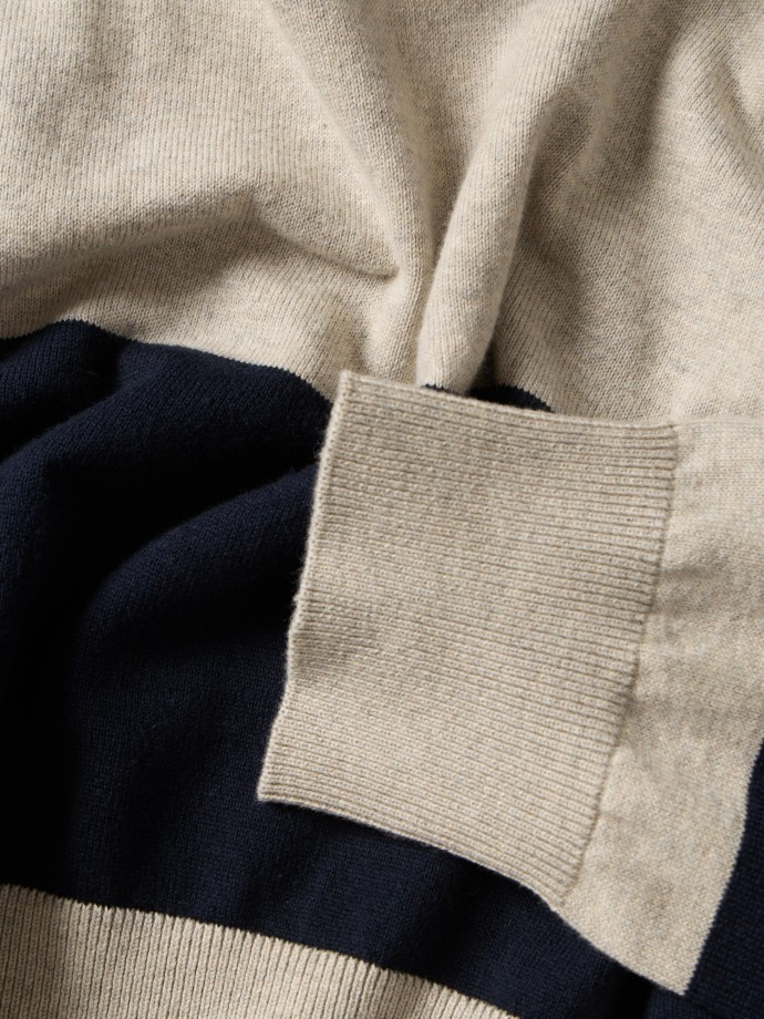Polo de malha �s riscas