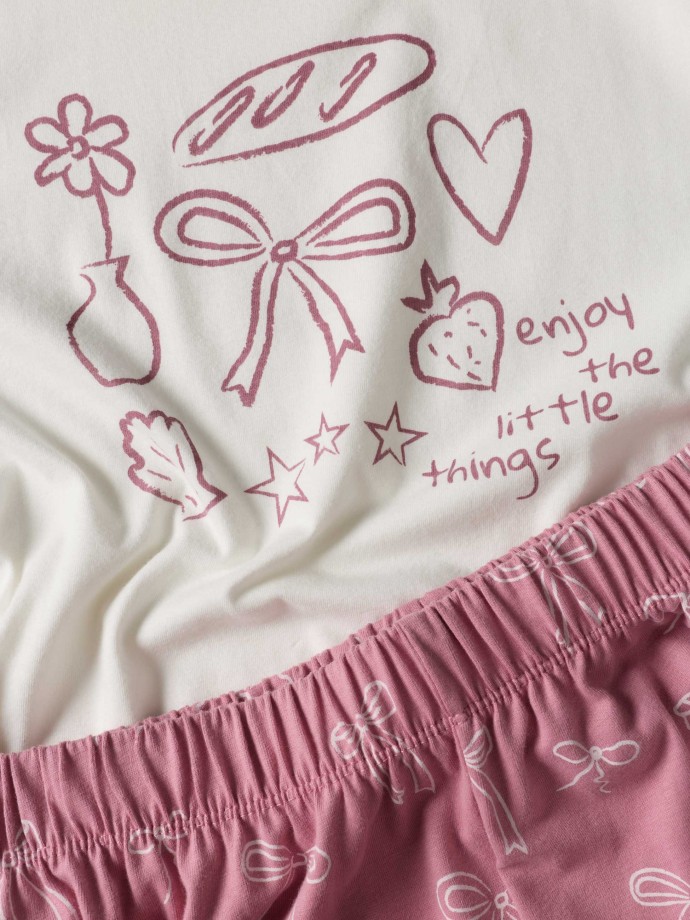 Pijama com estampado de la�os