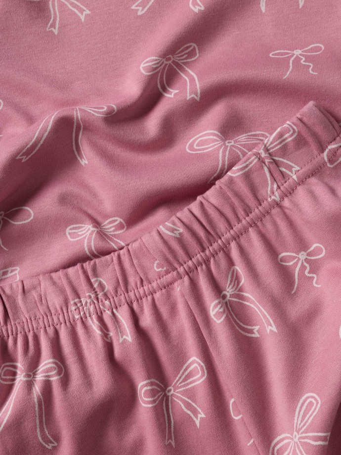 Pijama com estampado de la�os
