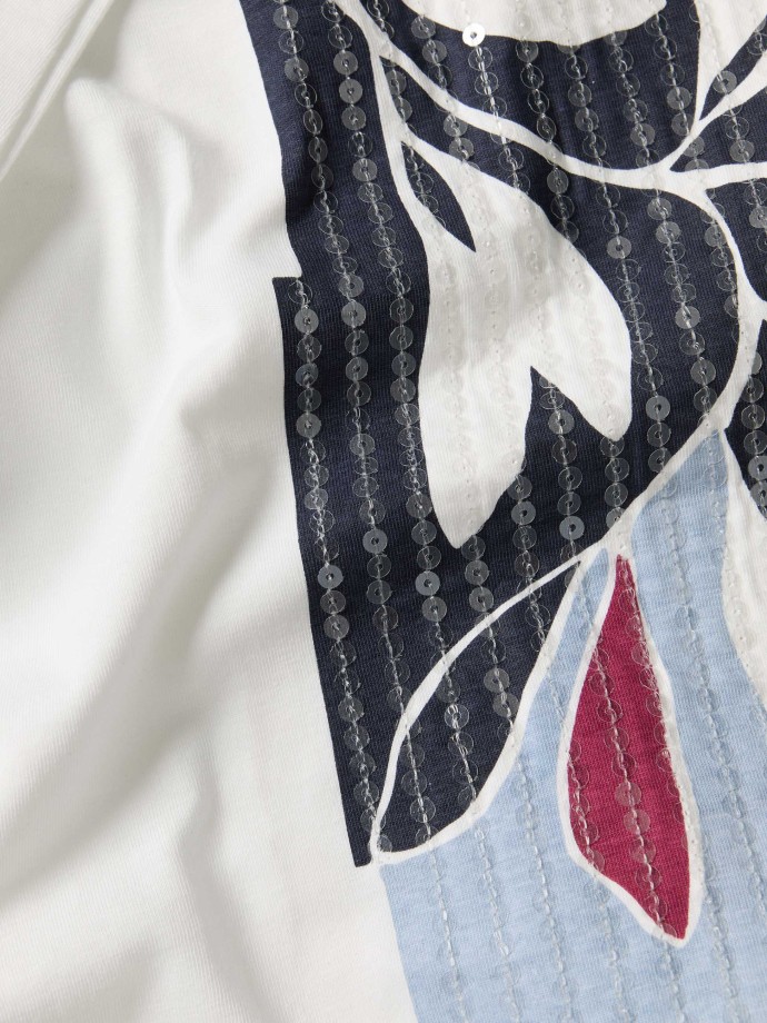 T-shirt com estampado e lantejoulas