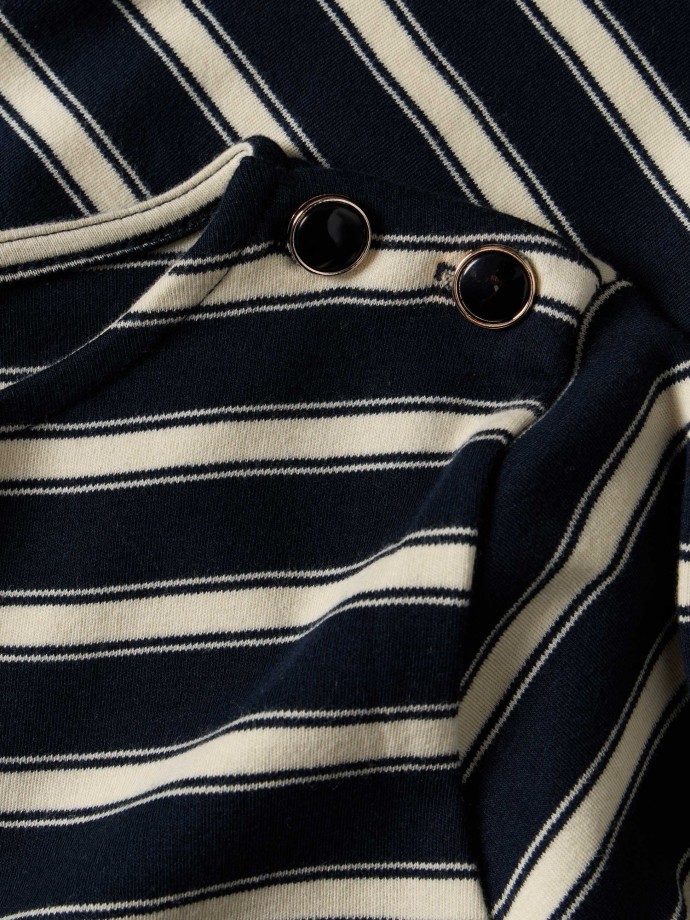 Camisola �s riscas com bot�es