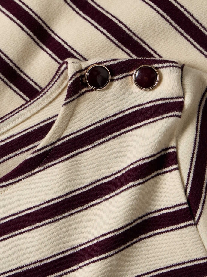 Camisola �s riscas com bot�es