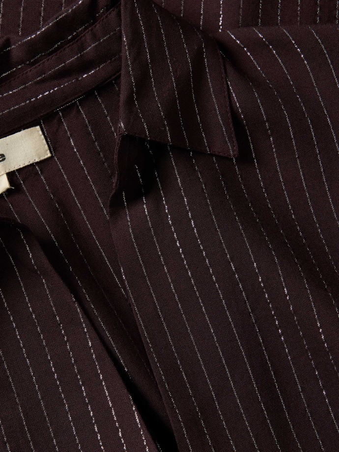 Camisa �s riscas brilhantes