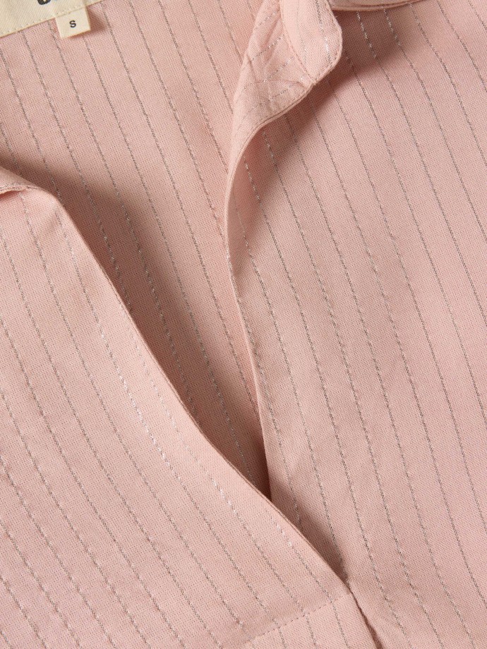 Camisa �s riscas brilhantes