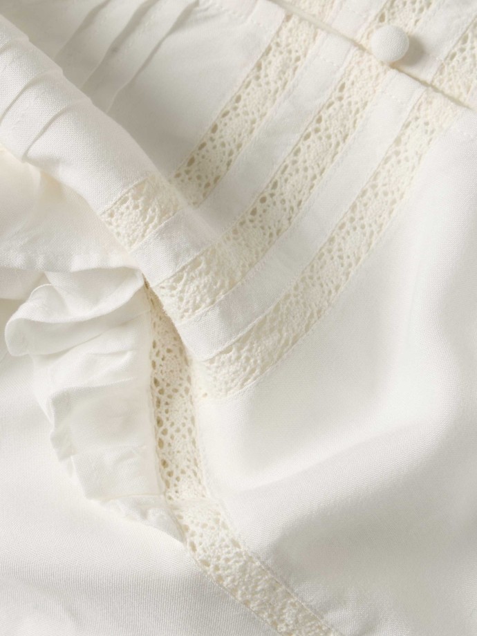 Blusa com folhos e renda