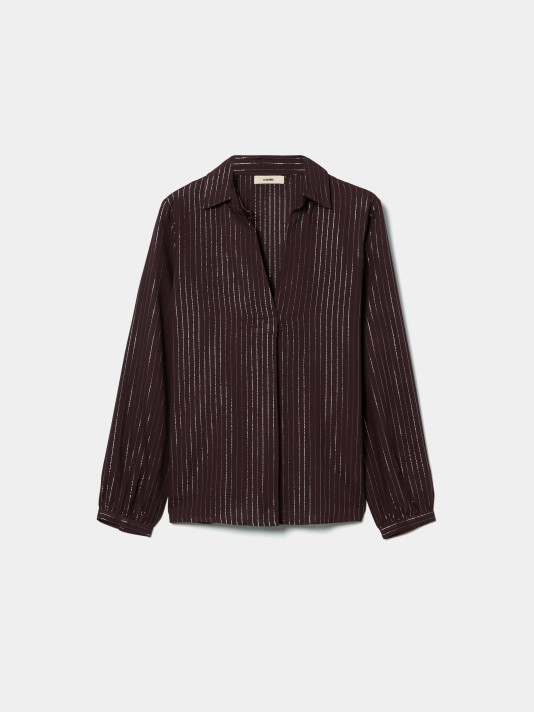 Camisa �s riscas brilhantes