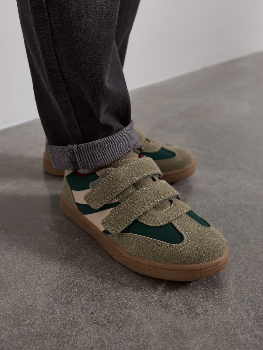 Sapatilhas com tiras de velcro Sapatilhas com tiras de velcro