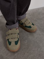 Sapatilhas com tiras de velcro