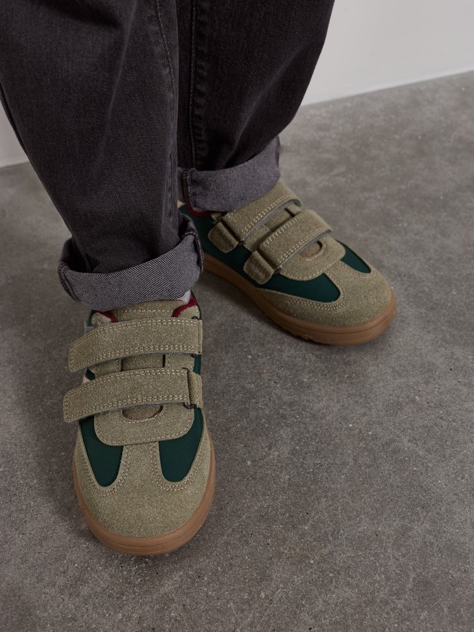 Sapatilhas com tiras de velcro