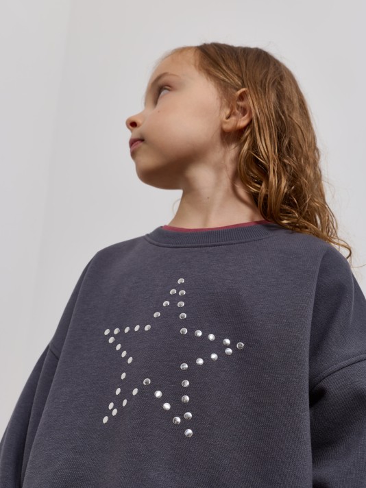 Sweatshirt com aplicação de tachas Sweatshirt com aplicação de tachas