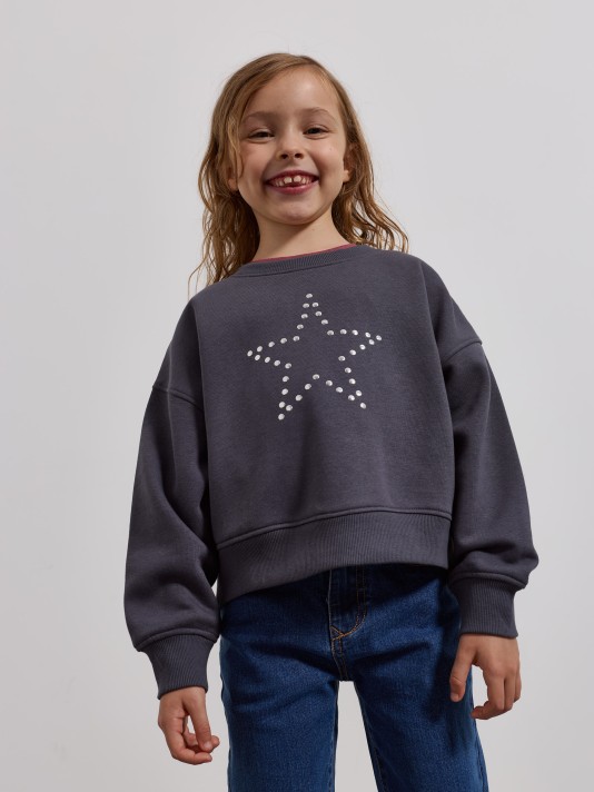 Sweatshirt com aplica��o de tachas