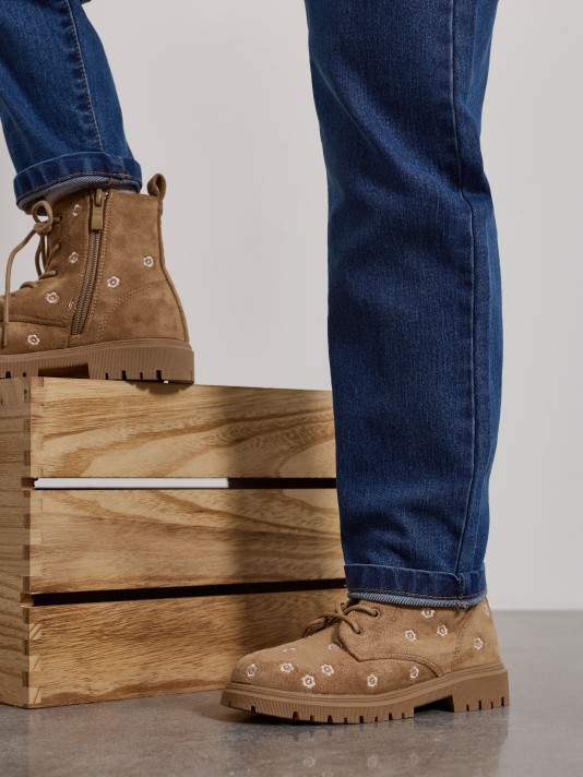 Botas com bordados florais