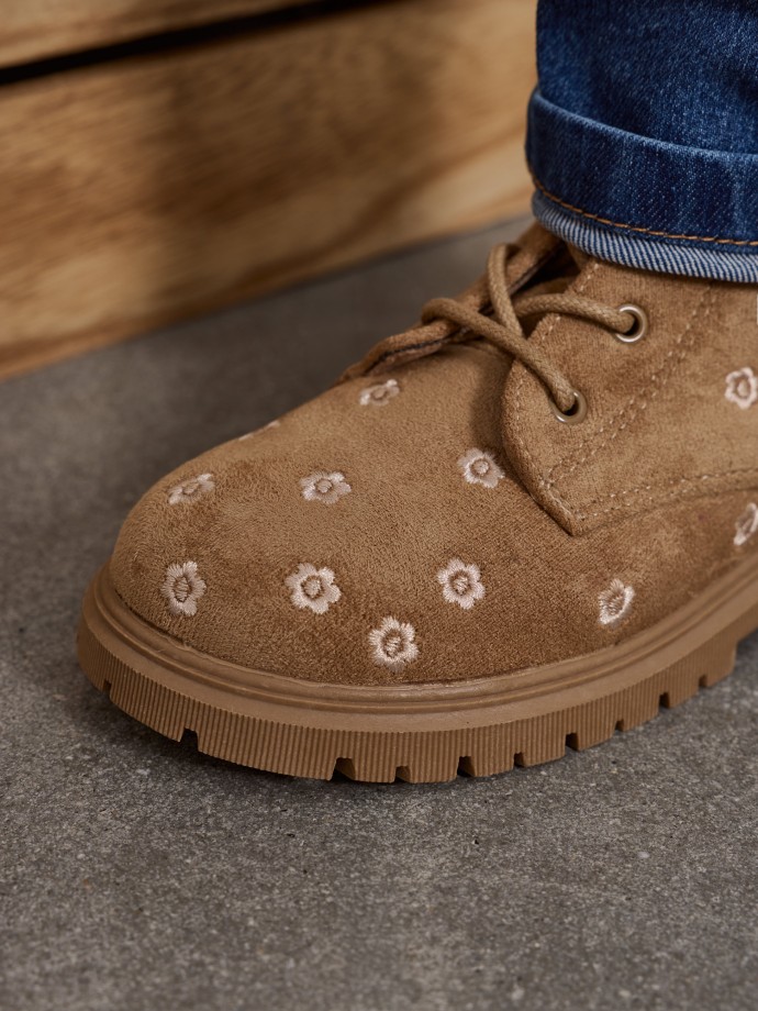 Botas com bordados florais Botas com bordados florais