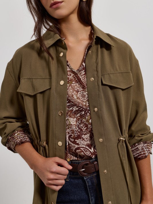 Sobrecamisa com cord�o ajust�vel