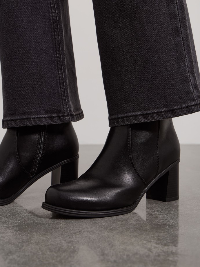 Botins de cano baixo com salto