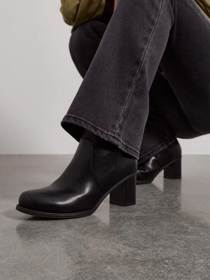 Botins de cano baixo com salto