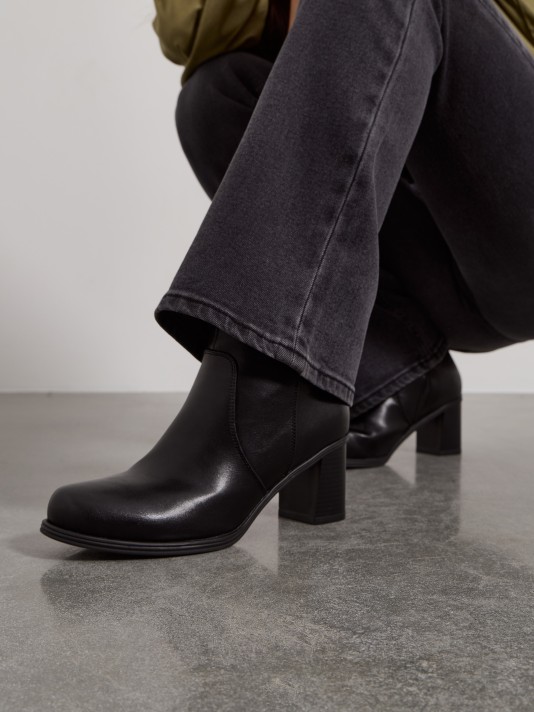 Botins de cano baixo com salto