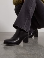 Botins de cano baixo com salto
