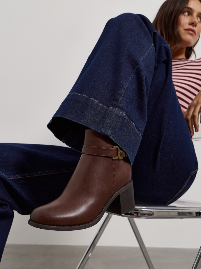 Botins com fivela