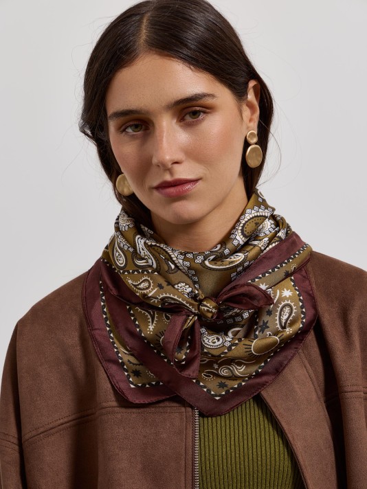 Len�o com padr�o paisley