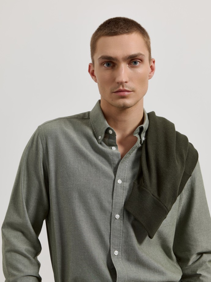 Camisa oxford com bolso