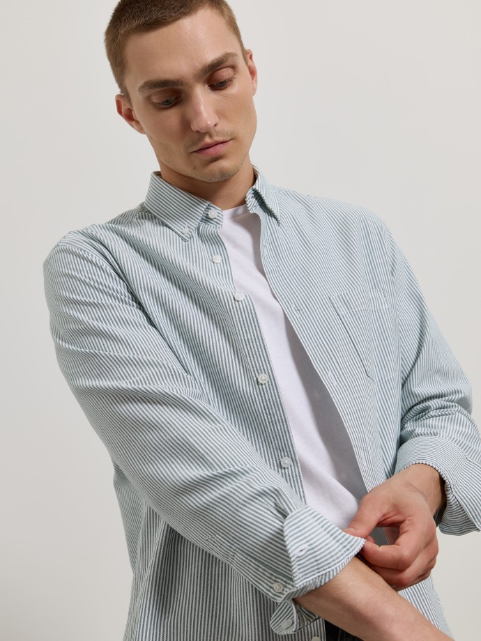 Camisa oxford com bolso