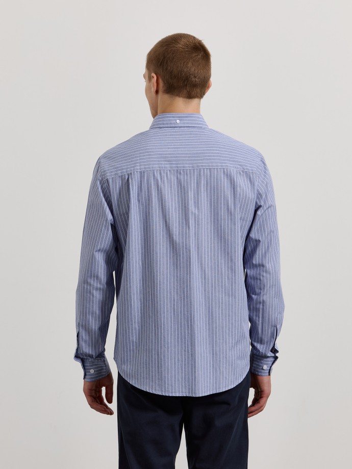 Camisa �s riscas com bolso