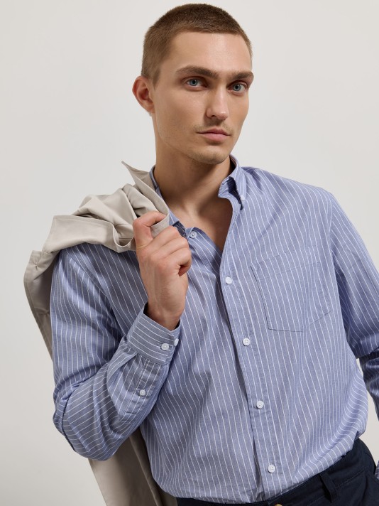 Camisa �s riscas com bolso