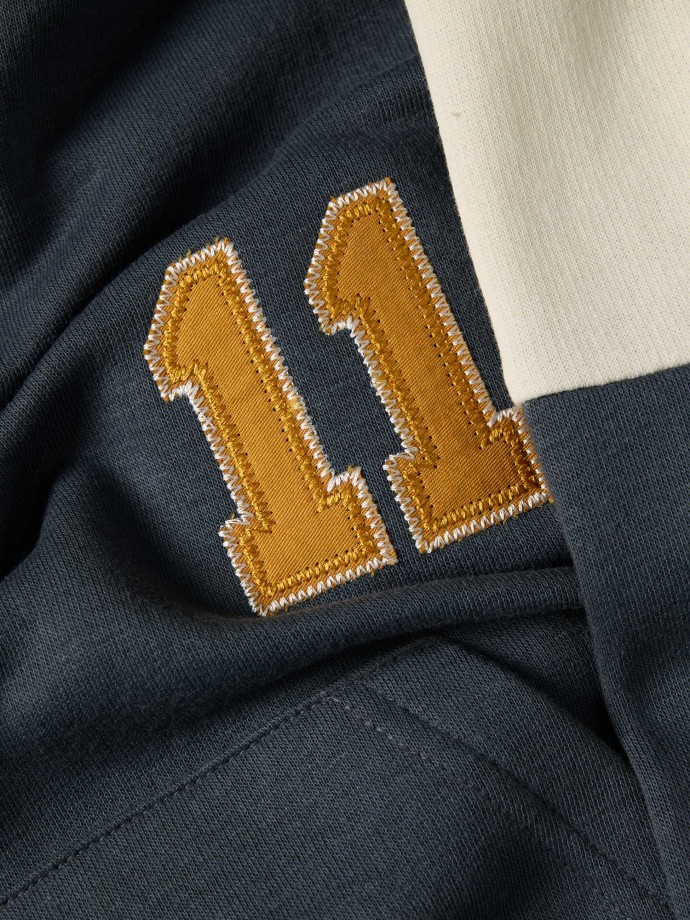 Sweatshirt com fecho e detalhe bordado