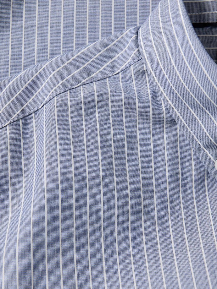 Camisa �s riscas com bolso