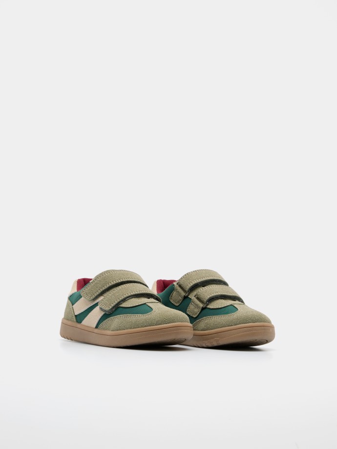 Sapatilhas com tiras de velcro