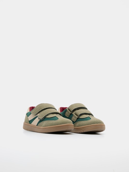 Sapatilhas com tiras de velcro Sapatilhas com tiras de velcro